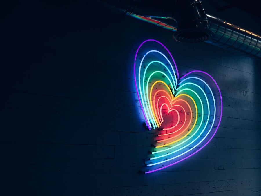 Bilde av et neon hjerte i pride farger